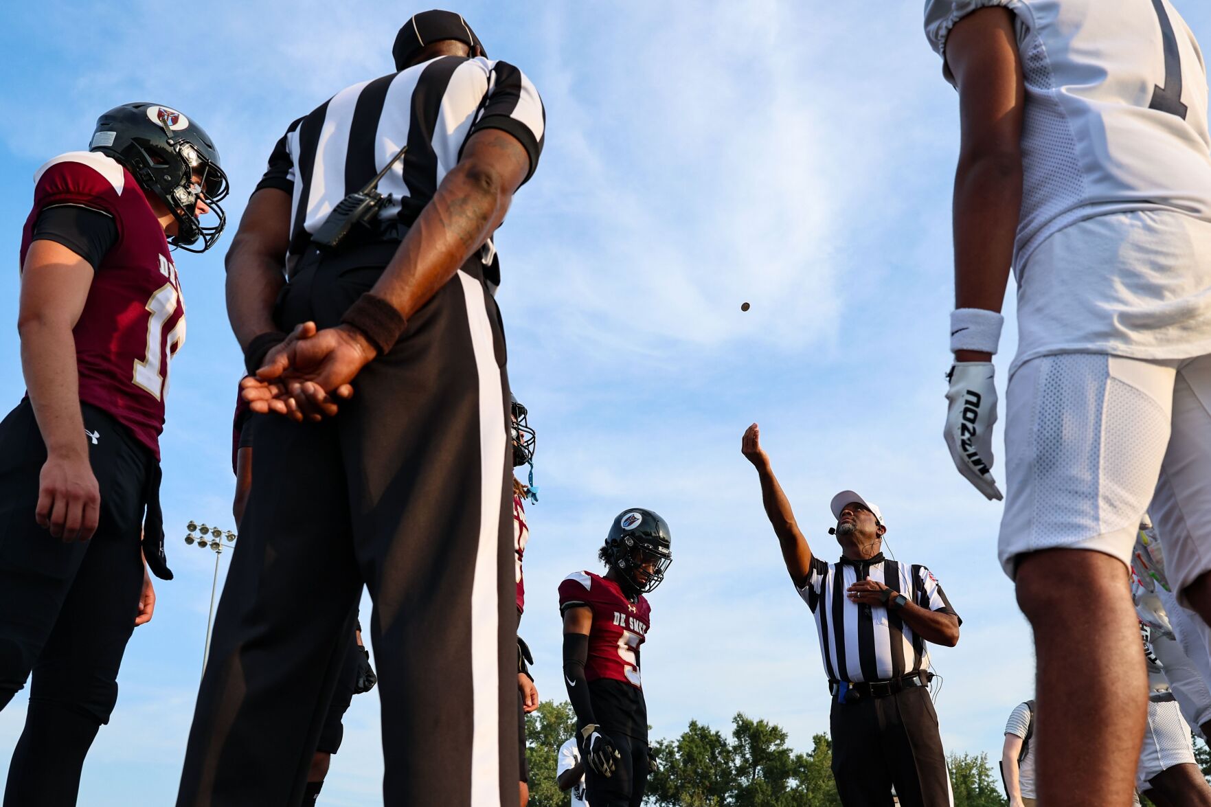 De Smet Jesuit High School football hosts 51黑料 University High School